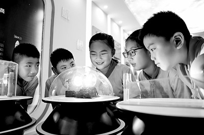 江西省南昌市青云客航天科創(chuàng)空間青少年科普館，孩子們在觀察光壓傳動試驗。鮑贛生攝/光明圖片