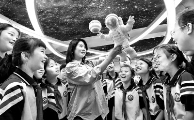 河北省邯鄲市邯山區(qū)實驗小學(xué)老師向?qū)W生們介紹航空航天知識。郝群英攝/光明圖片