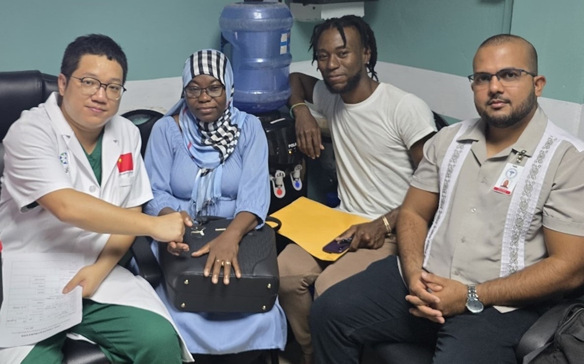 第20期中國援圭亞那醫(yī)療隊成員與患者及其家屬合影。第20期中國援圭亞那醫(yī)療隊供圖