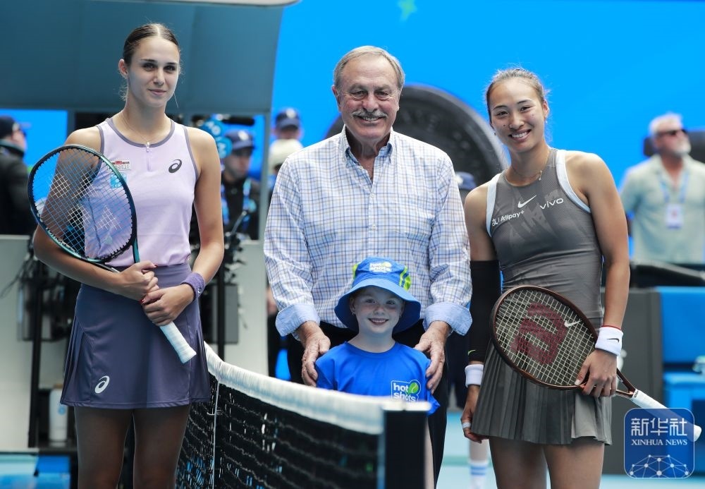 ↑鄭欽文（右）、托多尼（左）在比賽前與澳大利亞網(wǎng)球名將約翰·紐康姆合影。新華社記者 馬平 攝