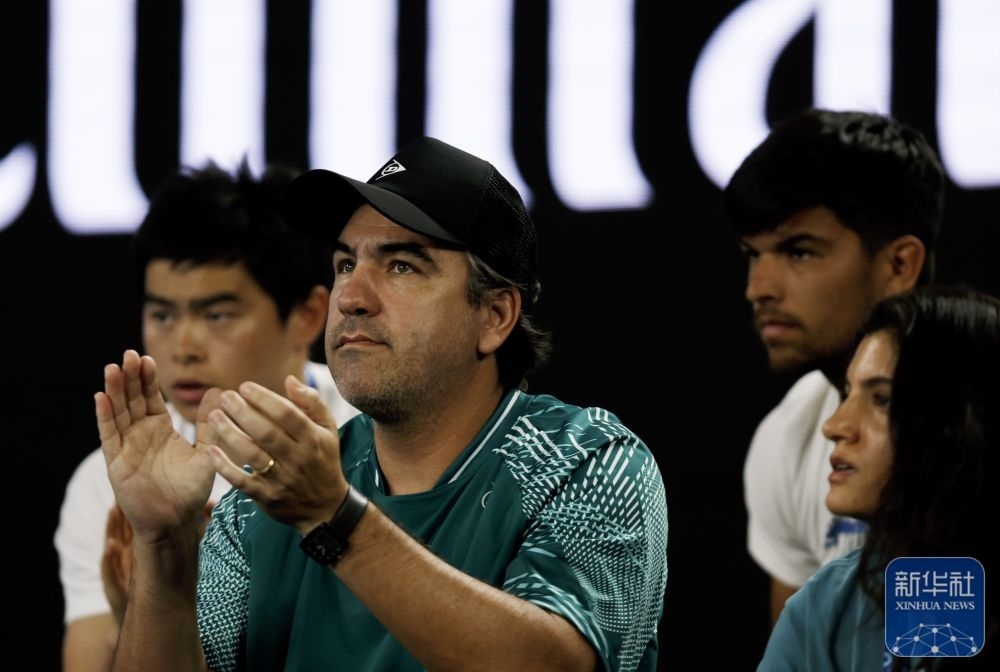 ↑鄭欽文的教練丹特·博蒂尼（中）在場(chǎng)邊觀賽。新華社記者 馬平 攝