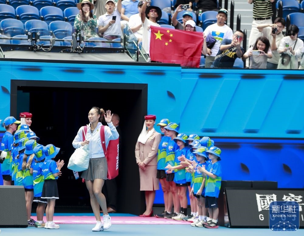 ↑鄭欽文在比賽前入場(chǎng)。新華社記者 馬平 攝