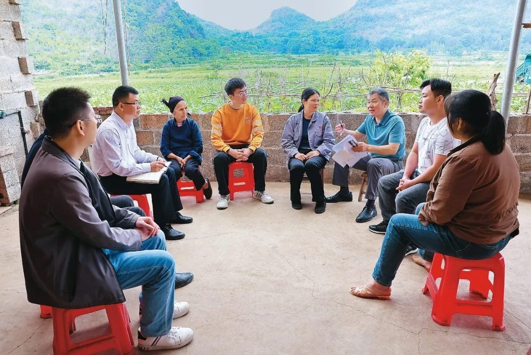 △法學(xué)會(huì)法律咨詢(xún)專(zhuān)家等入戶(hù)走訪、調(diào)解糾紛。