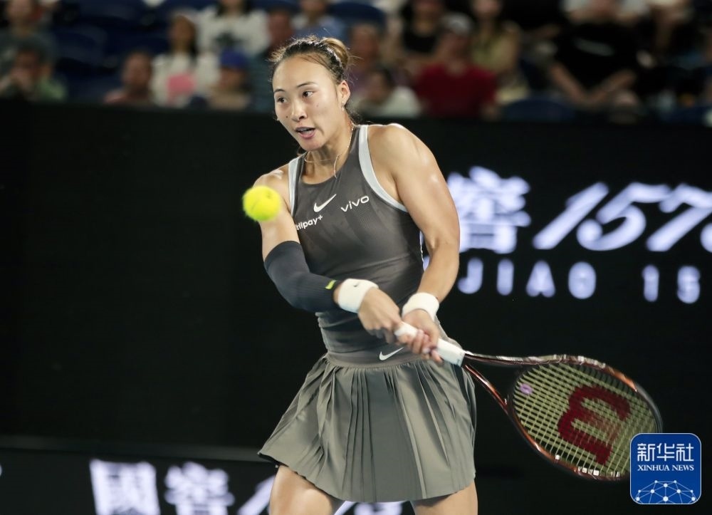 ↑鄭欽文在比賽中回球。新華社記者 馬平 攝