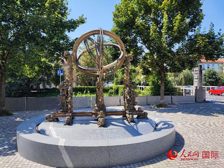 位于盧布爾雅那古城中心河畔的中斯友好紀(jì)念碑。人民網(wǎng)記者 謝亞宏攝