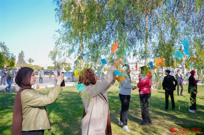 學(xué)生們踴躍參與中國文化體驗(yàn)活動(dòng)。人民網(wǎng) 塔里克·易卜拉欣攝