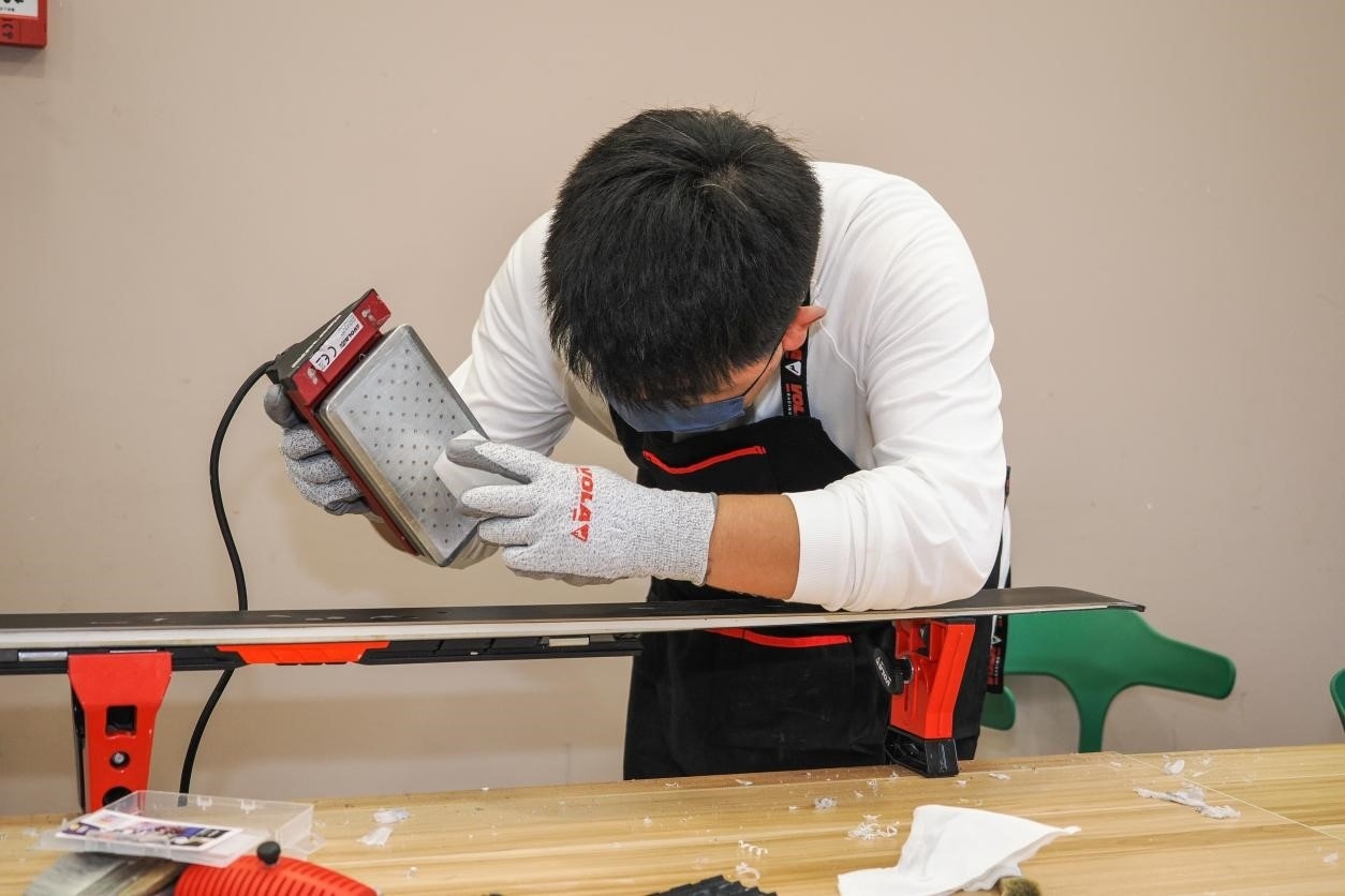 米嘉軒正在給雪板打蠟。受訪者供圖