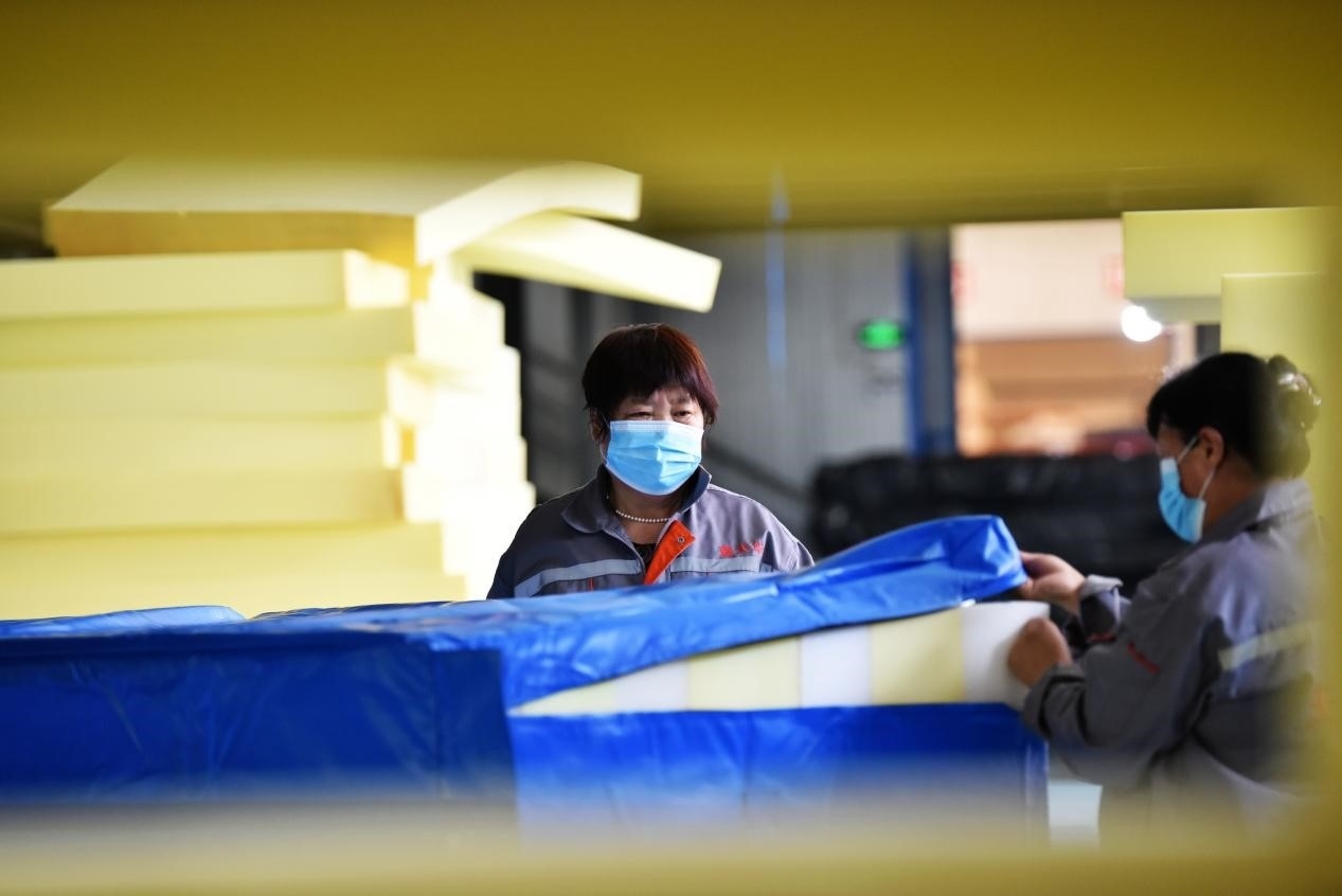 定州市某公司生產(chǎn)的短道速滑防護(hù)墊、速度滑冰防護(hù)墊、雪上防護(hù)墊等產(chǎn)品。白永民攝