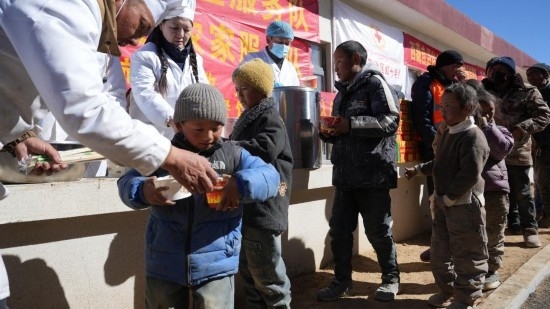 1月14日，廚師們正在給前來用餐的小朋友們打飯。新華社記者 邱星翔 攝