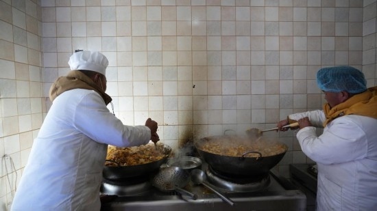 1月14日，服務隊的兩名廚師正在為村民們做午飯。新華社記者 邱星翔 攝