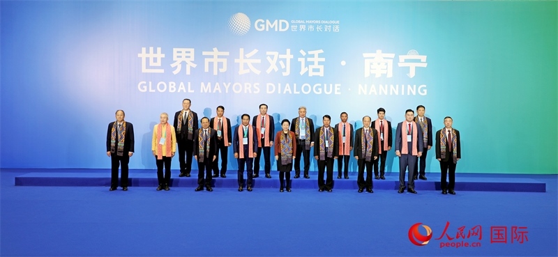 在南寧國(guó)際會(huì)展中心金桂花廳外，參加活動(dòng)的中國(guó)和東盟國(guó)家市長(zhǎng)合影留念。人民網(wǎng)記者 趙益普攝