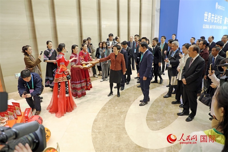 東盟國(guó)家市長(zhǎng)聽(tīng)取南寧特色茉莉花茶的講解。人民網(wǎng)記者 趙益普攝