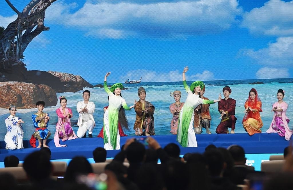 這是1月16日，在南寧國際會(huì)展中心，演員在“世界市長對(duì)話·南寧”活動(dòng)間隙表演節(jié)目。新華社記者 陸波岸 攝