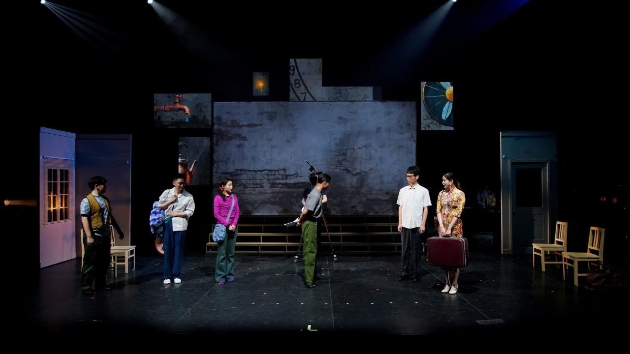 話劇《布吉出租屋》劇照。中國(guó)國(guó)家話劇院供圖