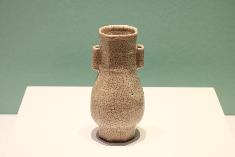 圖為故宮博物院藏宋代哥窯米黃釉貫耳瓶。