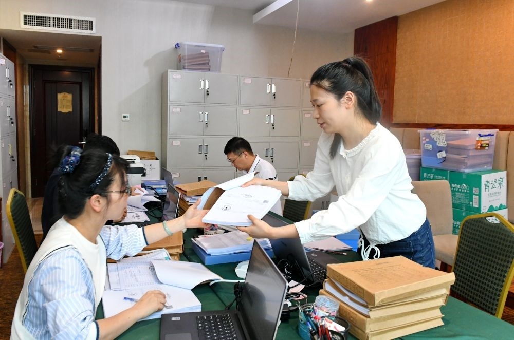 福州市委巡察機(jī)構(gòu)對全市法院系統(tǒng)開展提級聯(lián)動交叉巡察。在永泰縣駐地，巡察組工作人員查看財務(wù)憑證（2024年5月21日攝）。新華社記者 林善傳 攝