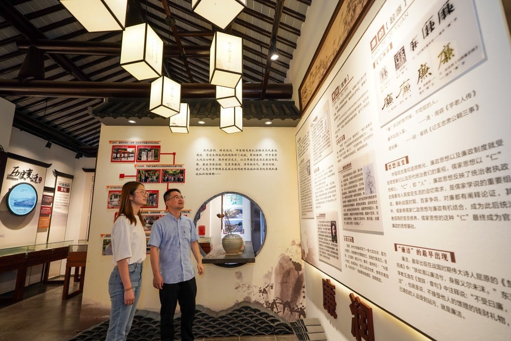 參觀者在蘇州市吳江區(qū)平望鎮(zhèn)廉潔教育基地鶯湖廉園內(nèi)參觀（2024年7月4日攝）。新華社記者 李博 攝