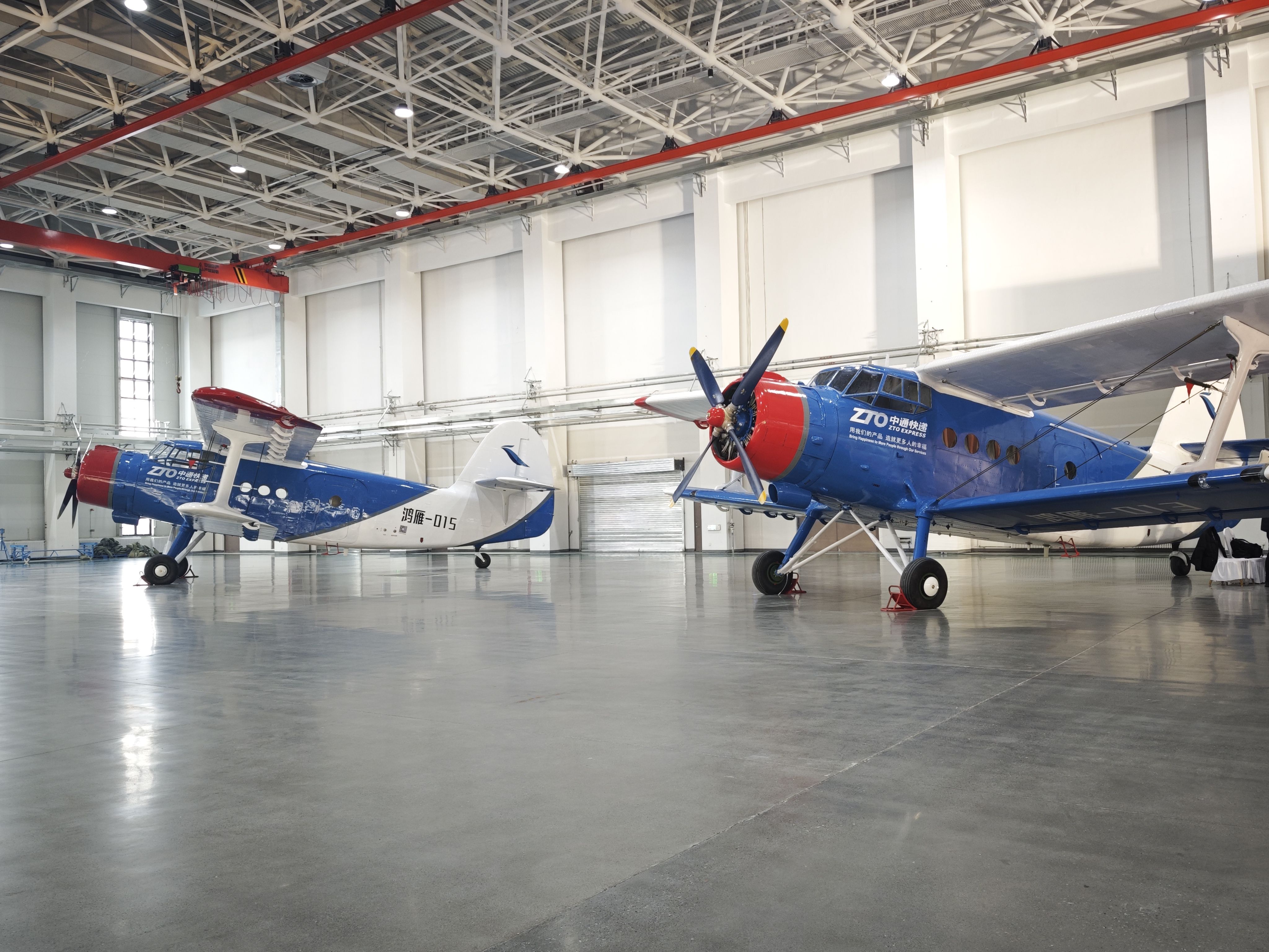 1月20日，停放在交付現(xiàn)場(chǎng)的大型無(wú)人機(jī)鴻雁（HY100）。新華社記者 茍立鋒 攝