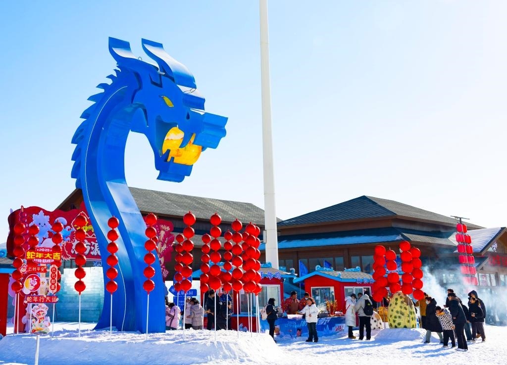 2025年1月，游客在遼寧錦州東方華地城海洋冰雪王國內(nèi)游覽。新華社發(fā)
