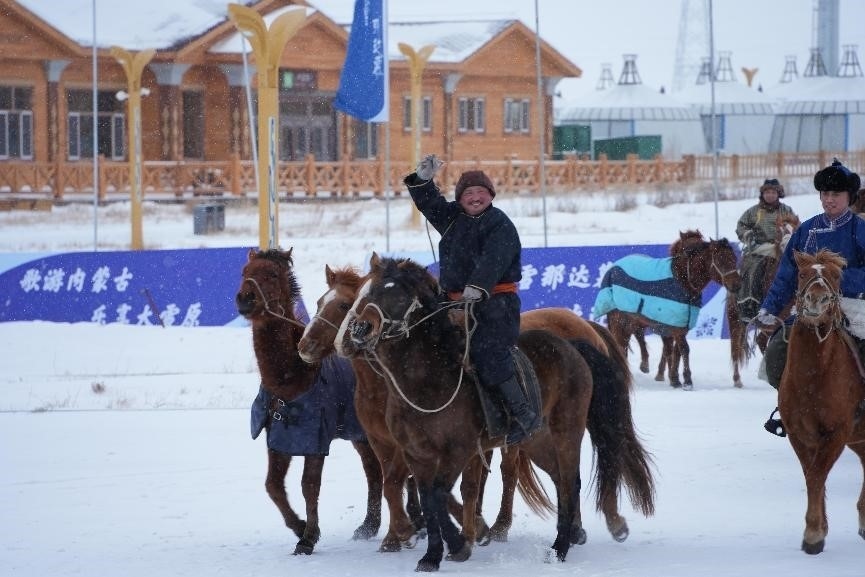呼倫貝爾冰雪那達(dá)慕。人民網(wǎng)記者 趙夢(mèng)月攝