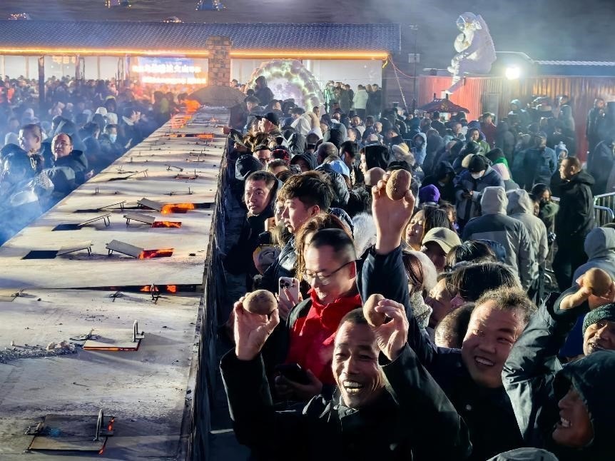 烏蘭哈達(dá)火山腳下“千人烤土豆”。人民網(wǎng)記者 苗陽(yáng)攝