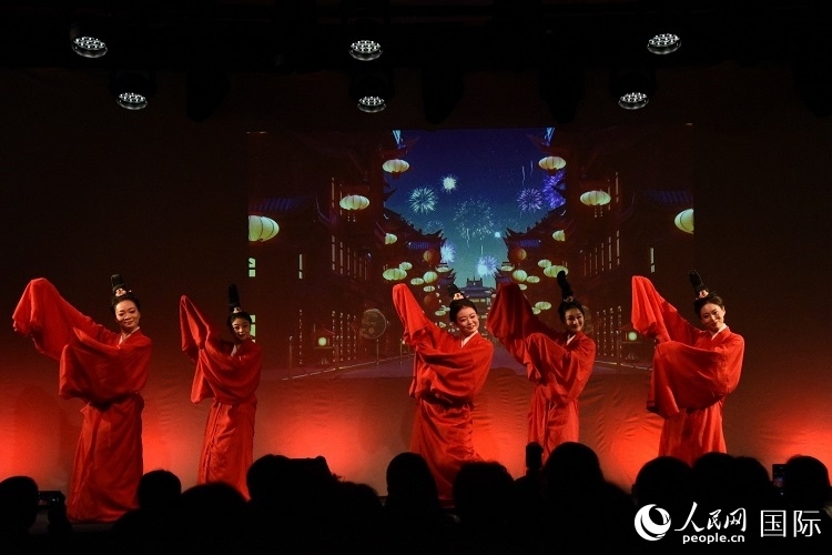 舞蹈《金蛇狂舞》。人民網(wǎng)記者 殷淼攝