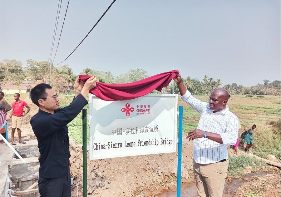 中國駐塞拉利昂大使王擎（左）和博城市市長穆薩（右）為中國—塞拉利昂友誼橋揭牌。中國援塞農業(yè)專家組供圖
