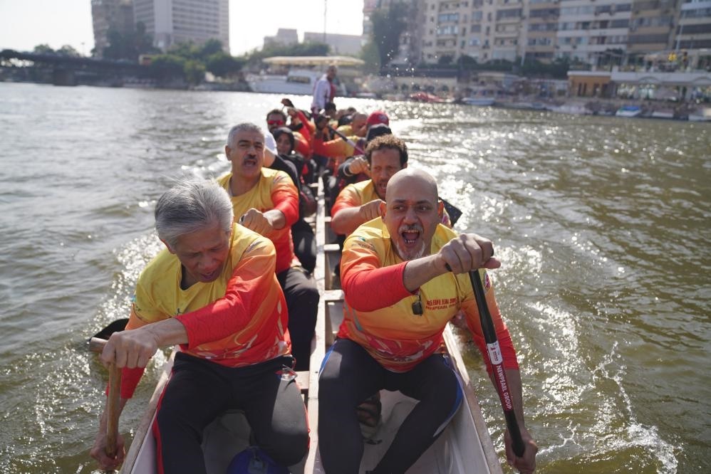 活動現(xiàn)場龍舟競技，共慶春節(jié)。開羅中國文化中心供圖