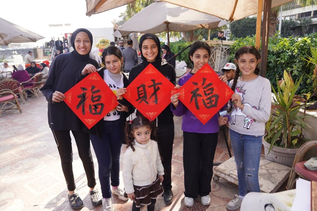 埃及民眾參與中國文化體驗活動。開羅中國文化中心供圖