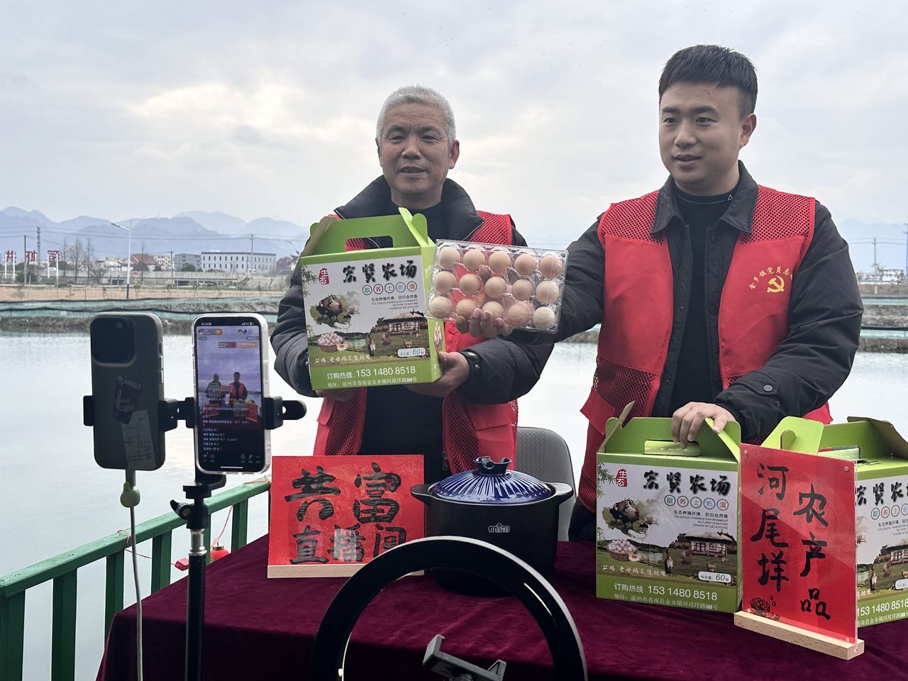 在蒼南金鄉(xiāng)鎮(zhèn)，永興、半浹連、河尾垟?shù)犬斈晔転牡呐R近村落，正連片建設美麗江南水鄉(xiāng)新景。圖為河尾垟村設在河邊的“共富直播間”。金鄉(xiāng)鎮(zhèn) 供圖