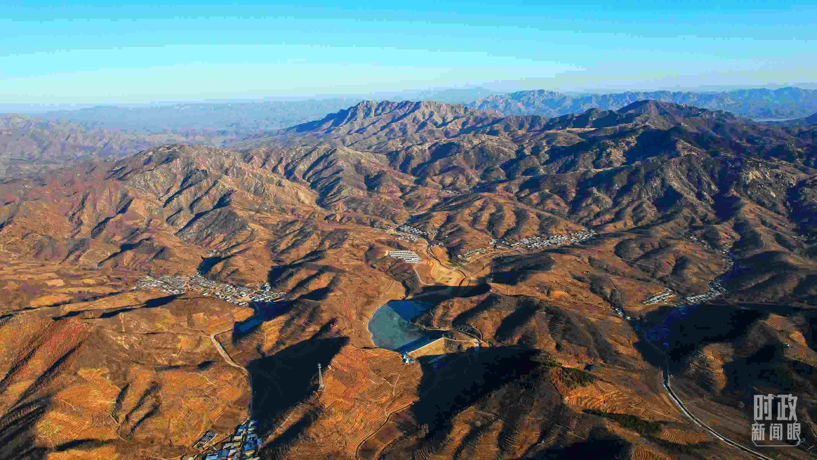 俯瞰祝家溝村。（總臺央視記者范凱拍攝）