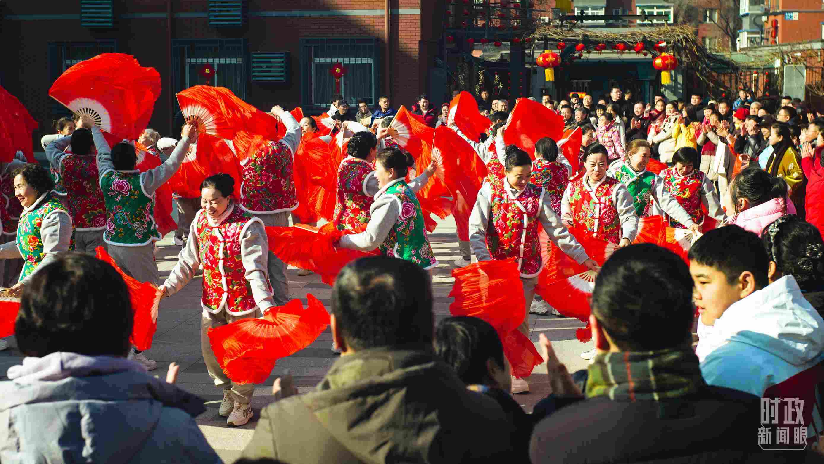 長安小區(qū)文化廣場上，居民們扭起歡快的秧歌。（總臺央視記者彭漢明拍攝）