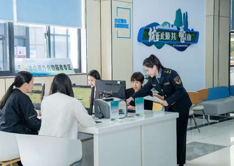 工作人員指導(dǎo)企業(yè)一次性完成信息填報(bào)。圖片來(lái)源：浙江衢州市市場(chǎng)監(jiān)督管理局