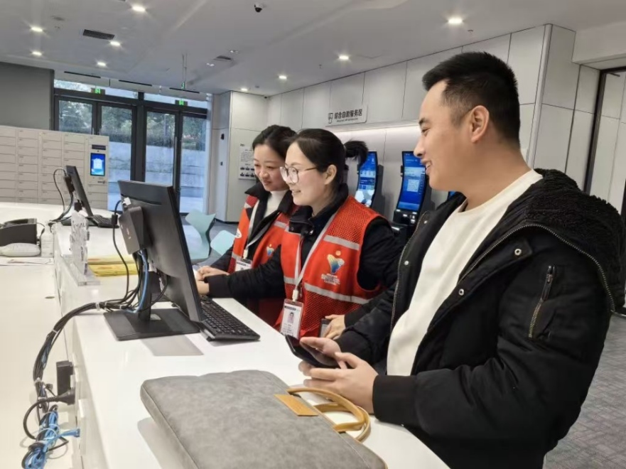 工作人員幫助企業(yè)辦理遷移申請(qǐng)網(wǎng)上填報(bào)。圖片來(lái)源：浙江衢州市市場(chǎng)監(jiān)督管理局