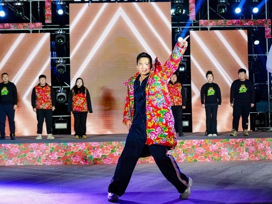 健身教練劉畊宏耐心帶領(lǐng)現(xiàn)場以及線上的朋友們進(jìn)行熱身。人民網(wǎng)記者 許維娜攝