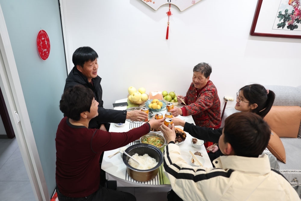 2025年1月22日，遼寧省葫蘆島市綏中縣祝家溝村村民朱西存一家在新房里。新華社記者姚劍鋒 攝