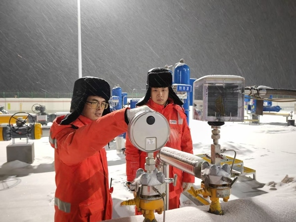 黑河作業(yè)區(qū)員工夜間對天然氣管道進(jìn)行巡檢。受訪者供圖