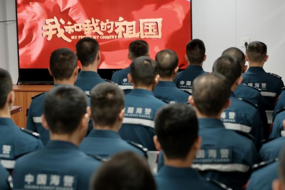 1月25日，中國海警海鷗艦組織艦上執(zhí)法員觀看紅色電影。