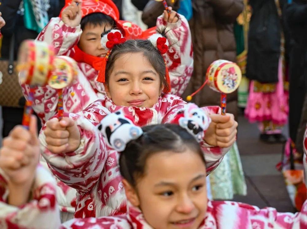 △新疆大巴扎社火迎新春，孩子們在現(xiàn)場表演。