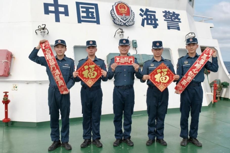 1月27日，中國海警海鷗艦執(zhí)法員們展示春聯(lián)福字，慶祝農(nóng)歷春節(jié)。