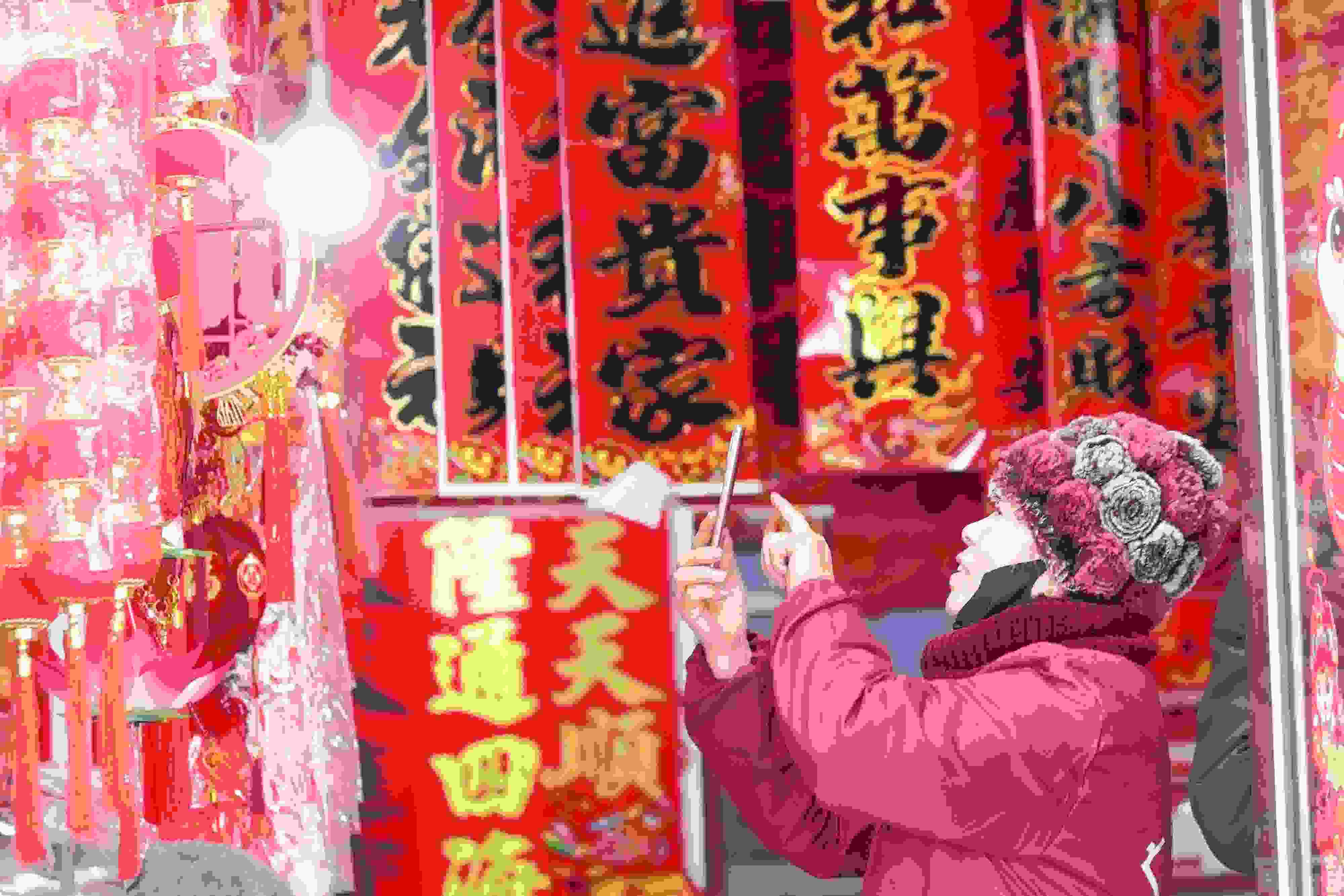 2025年1月5日，在山東省高密市夏莊鎮(zhèn)東李家村，商戶通過手機在網(wǎng)上推銷新春飾品。