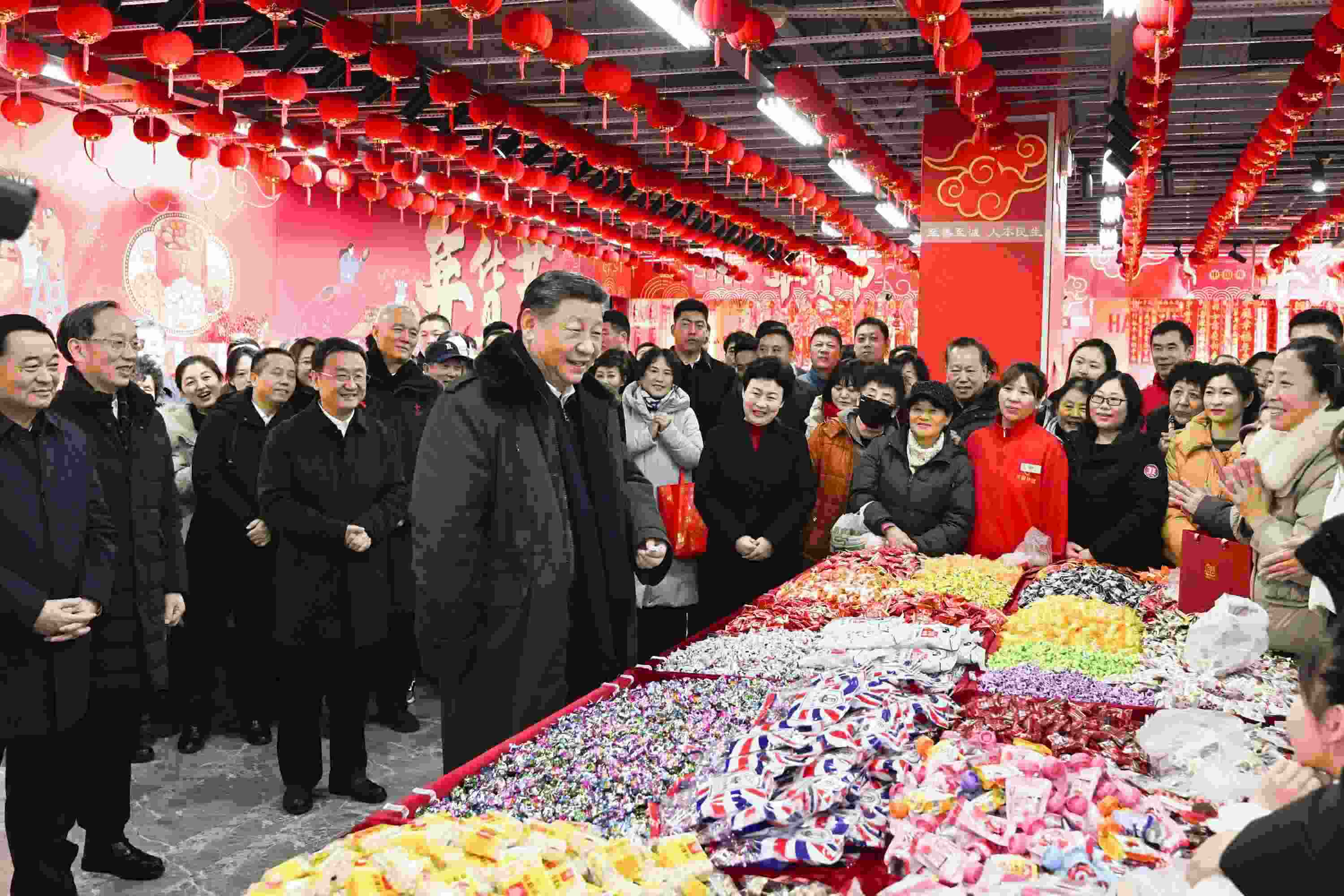 2025年1月23日，習(xí)近平總書(shū)記在遼寧沈陽(yáng)大東副食品商場(chǎng)考察時(shí)，同店主和顧客親切交流，向大家致以新春祝福。