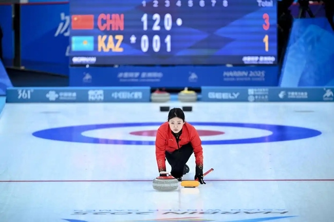 2月4日，中國(guó)隊(duì)選手韓雨在比賽中擲壺。新華社記者 江漢 攝