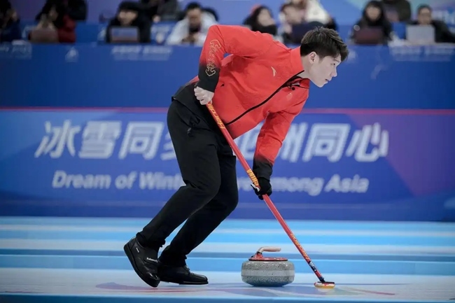 2月4日，中國(guó)隊(duì)選手王智宇在比賽中擦冰。新華社記者 江漢 攝