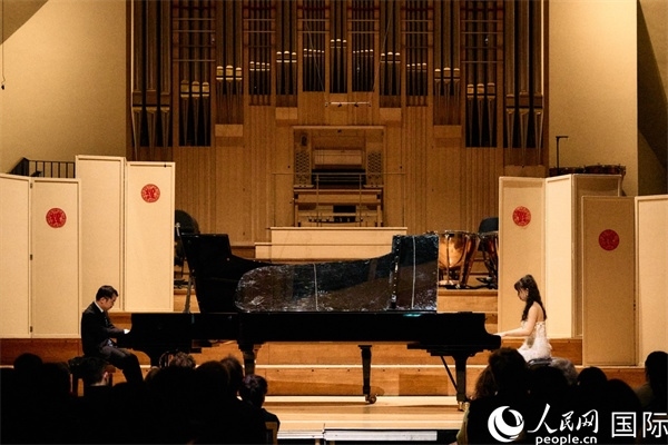 旅英鋼琴家李勁峰和郭鑫弈雙鋼琴“斗琴”。楊浩鵬攝