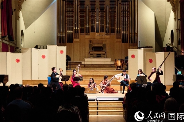 英國(guó)中樂(lè)團(tuán)和倫敦魯特琴樂(lè)團(tuán)演奏《絲綢之韻》。楊浩鵬攝