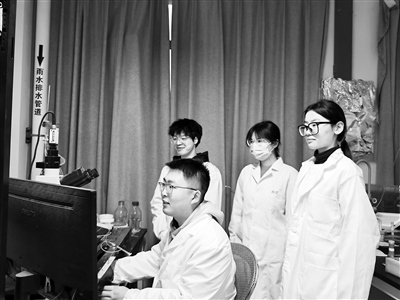 西安交通大學(xué)教授王昌河團(tuán)隊(duì)在進(jìn)行多巴胺分泌電化學(xué)檢測。受訪者供圖