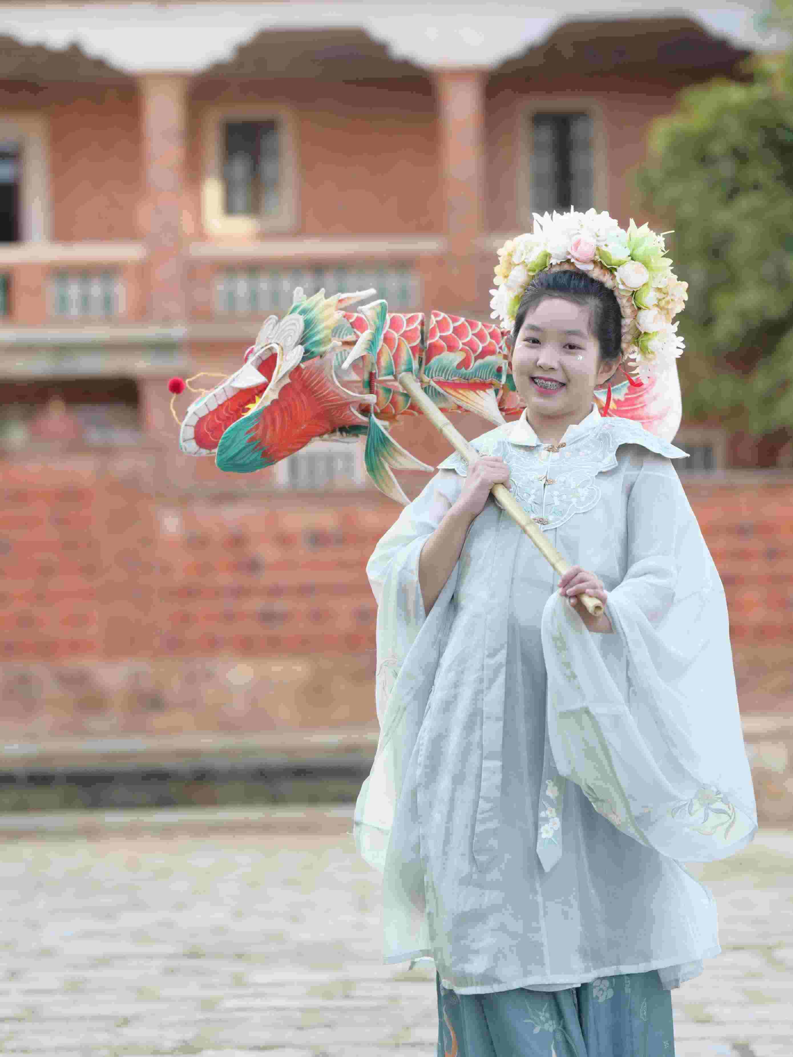 在泉州，沈女士為女兒拍下頭戴簪花的照片。受訪者供圖