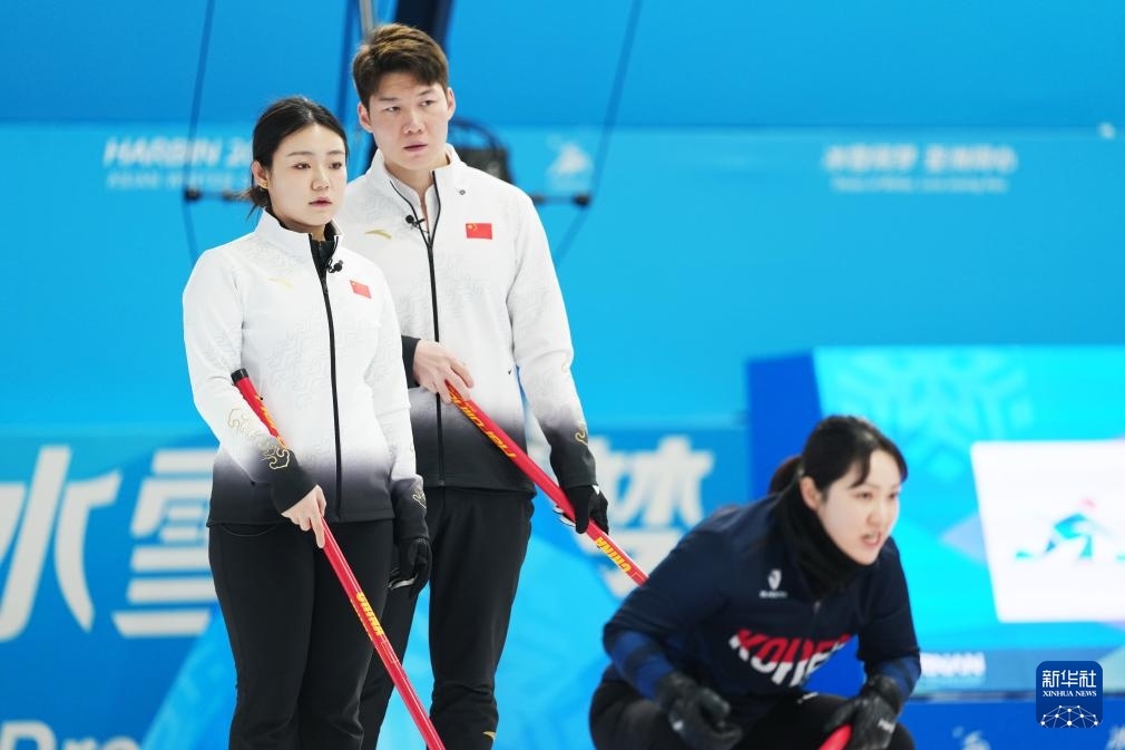 2月6日，中國(guó)隊(duì)選手王智宇（中）、韓雨（左）在比賽中。新華社記者 王松 攝