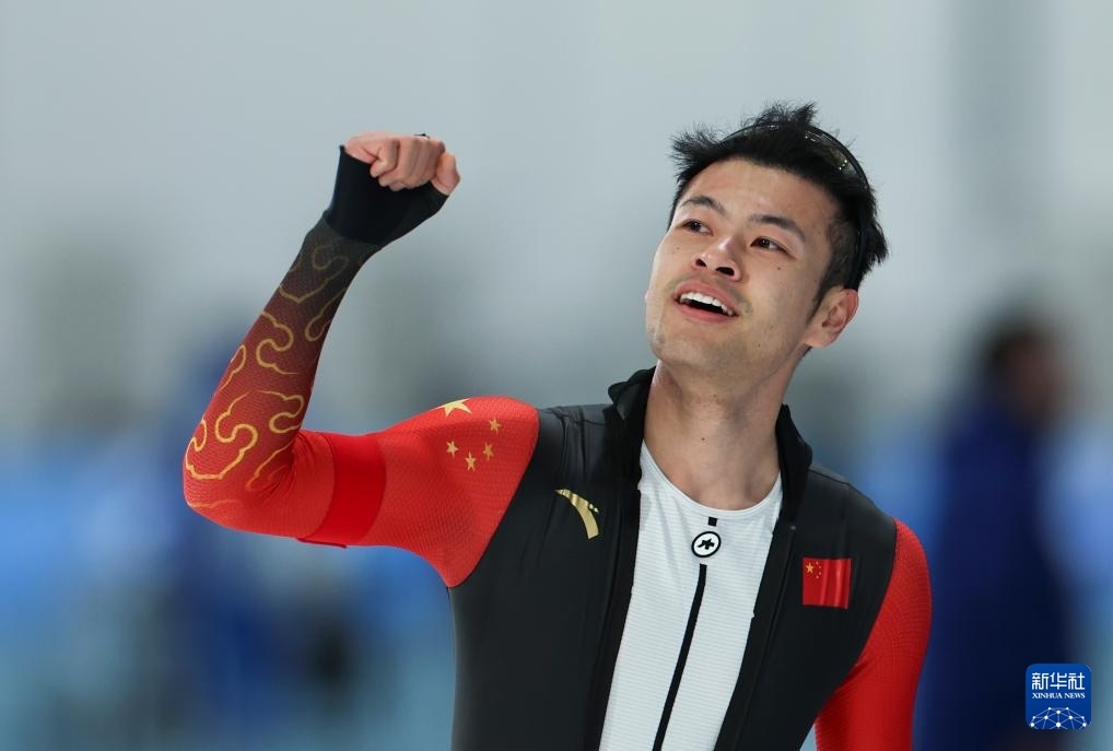 2月8日，寧忠?guī)r慶祝奪冠。新華社記者 王楷焱 攝